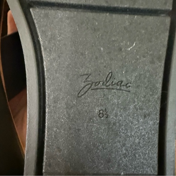 NEW Zodiac Women's Jadon T-Strap Buckled
Platform Sandals thong silver buckle - Picture 9 of 10